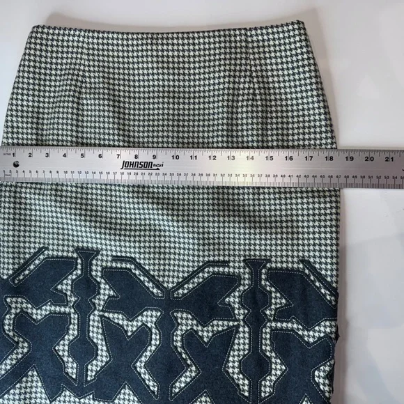 Carlisle Collection Grey/White houndstooth skirt w/applique. SZ 6. Like New! - Picture 5 of 12
